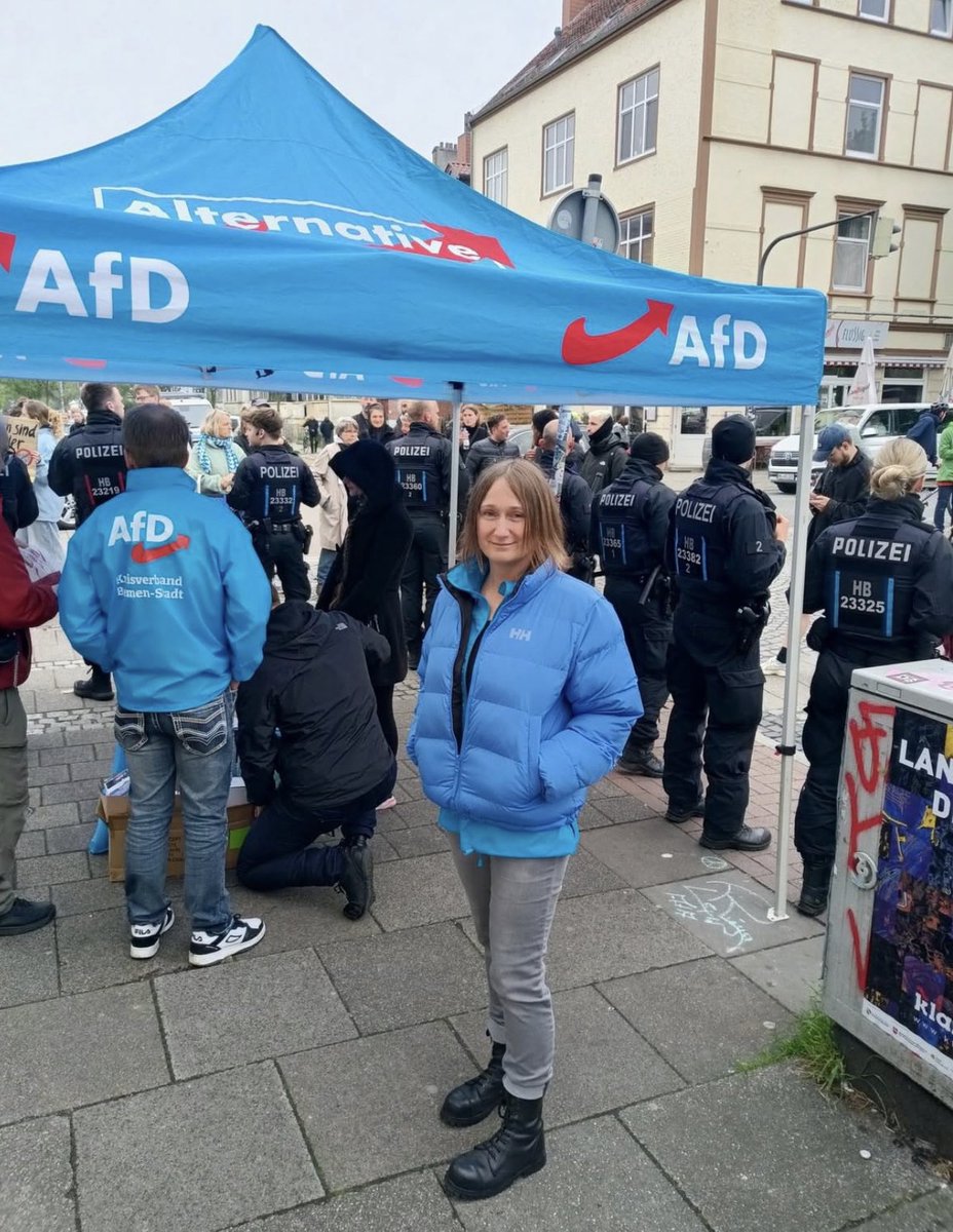 #AfD Wähler dürfen demonstrieren, ihre Meinung frei äußern, bekommen Polizeischutz und beschweren sich über eine "Diktatur" die ihnen auferlegt wird und, dass es keine "freie Meinungsäußerung" gibt.

Ihr seid solche verblendeten Loser. Wie könnt ihr euch selber ernst nehmen?