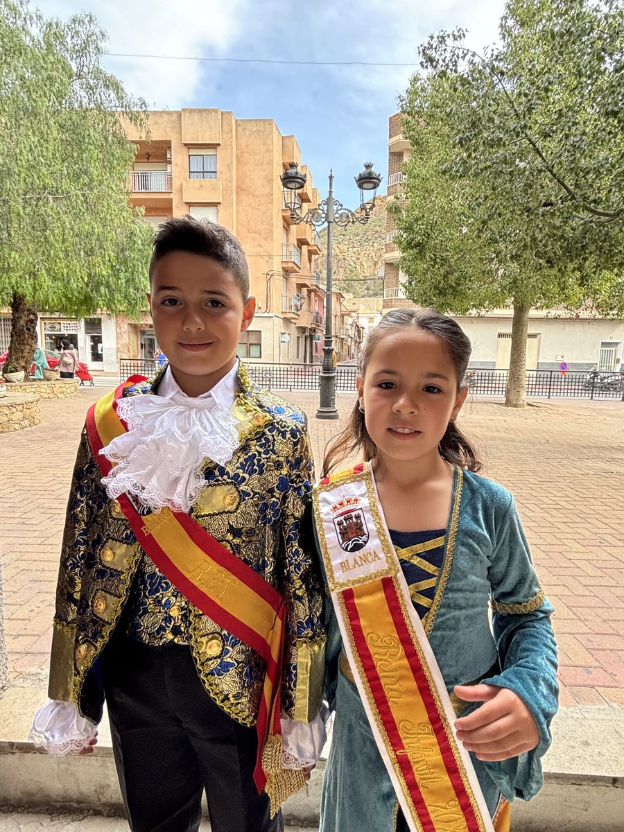 milagrosablanca's tweet photo. El alcalde y la alcaldesa de Hamelín ya están  en el colegio LA MILAGROSA para presentar la obra de teatro LOS FLAUTISTAS DE HAMELÍN. ¡20 de mayo gran estreno! Os esperamos. @Ayto_Blanca 

#colegiosHHCC #EducaciónVicenciana https://t.co/G6rXIheqp0