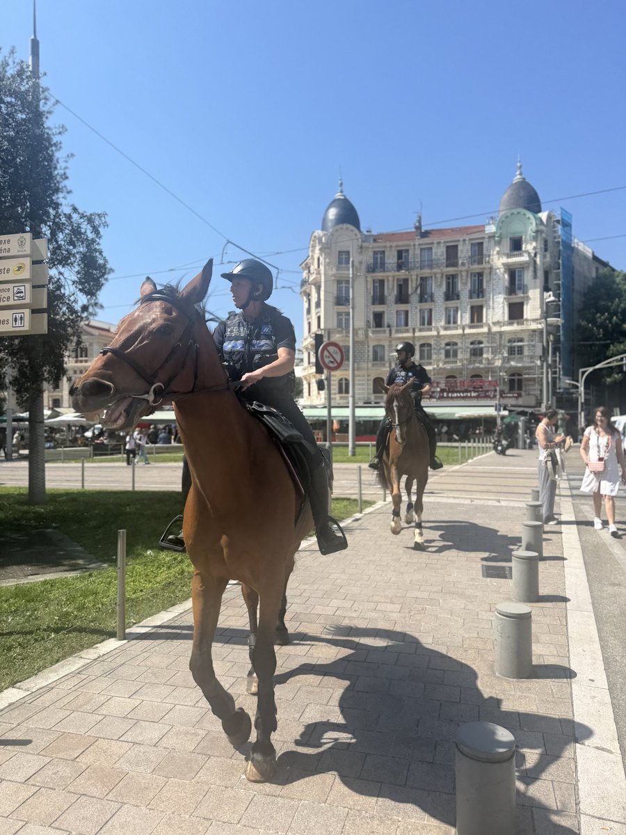 La police montée à Nice, spectaculaire 😅 #Nice06