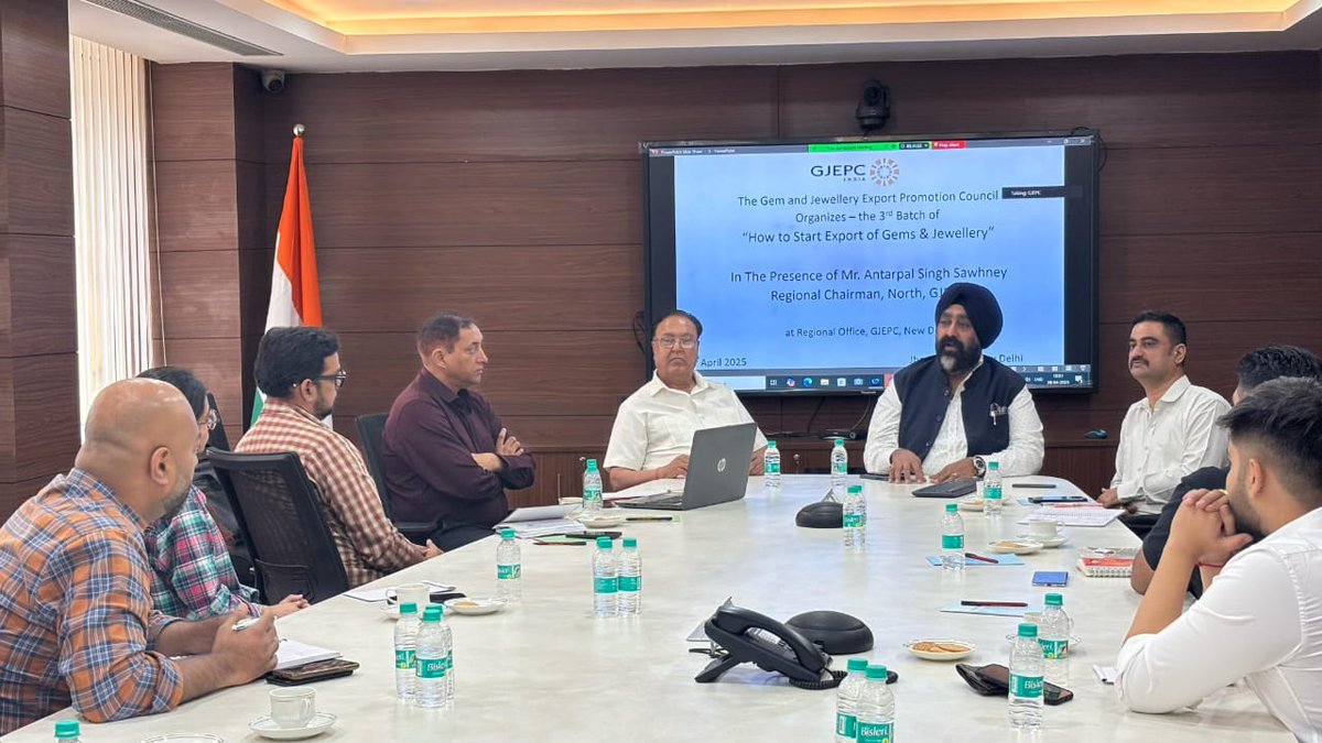 GJEPC Delhi office successfully launched the third batch of 13 students, its training programme, “How to Start Exports of Gems and Jewellery.” Designed as a hybrid model, the programme offers one- and three-day sessions, aimed at equipping aspiring exporters with practical