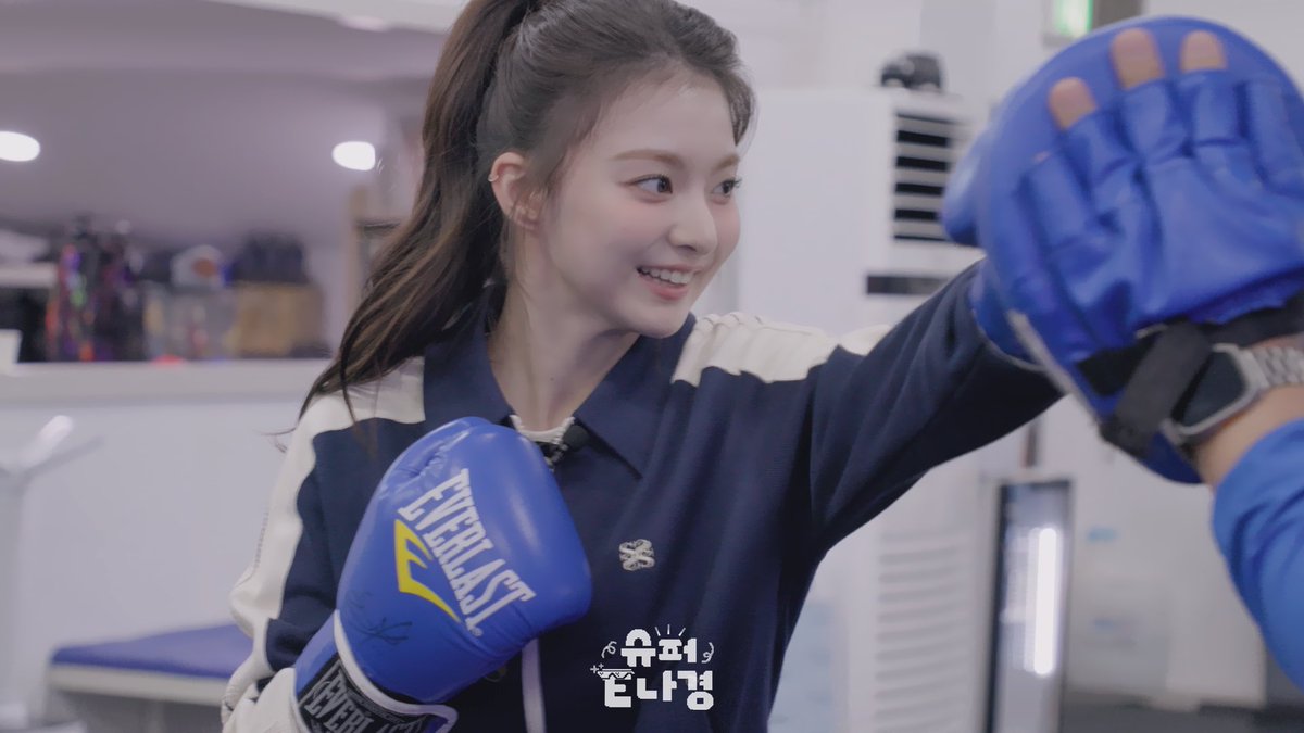 superE_NaGyung's tweet photo. [Super Behind👑]

나경이가 글러브를?🥊🥊
이것 뭐예요?!🤔

<슈퍼E나경> 5월 2일 오후 7시!

#슈퍼E나경 #이나경 #프로미스나인 #LEENAGYUNG #fromis_9 https://t.co/4TMNYUtlGV