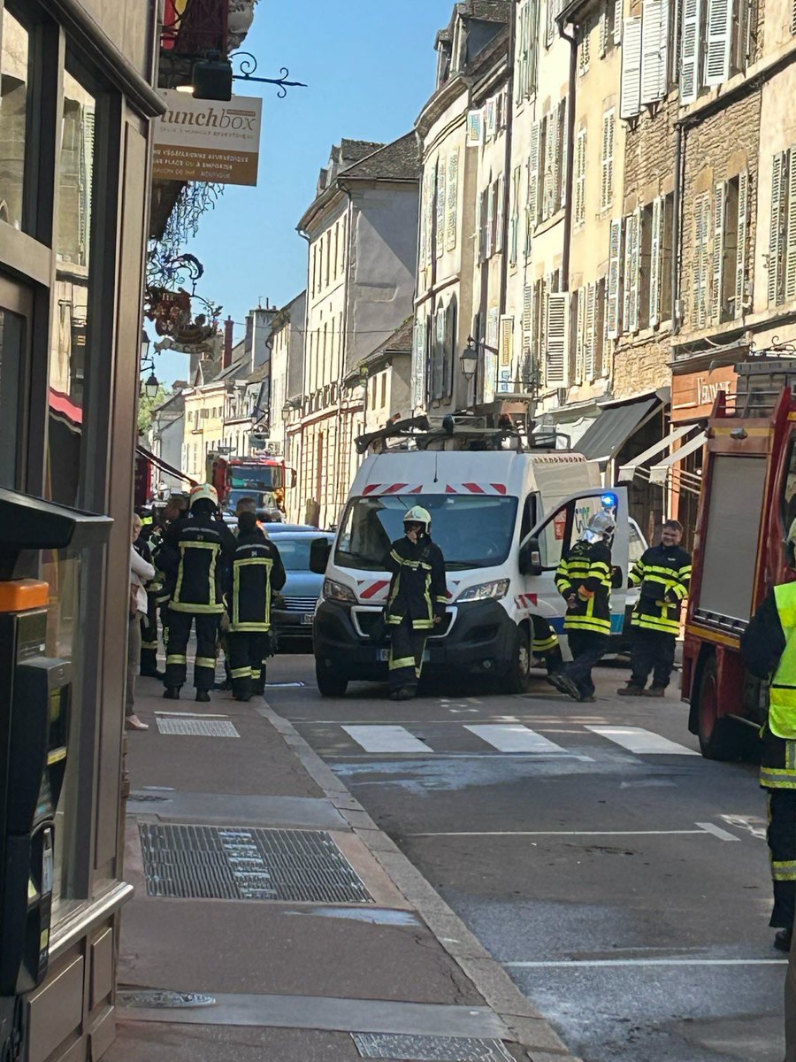 Beaune. Une fuite de gaz mobilise 29 pompiers rue Maufoux.

bienpublic.com/faits-divers-j…