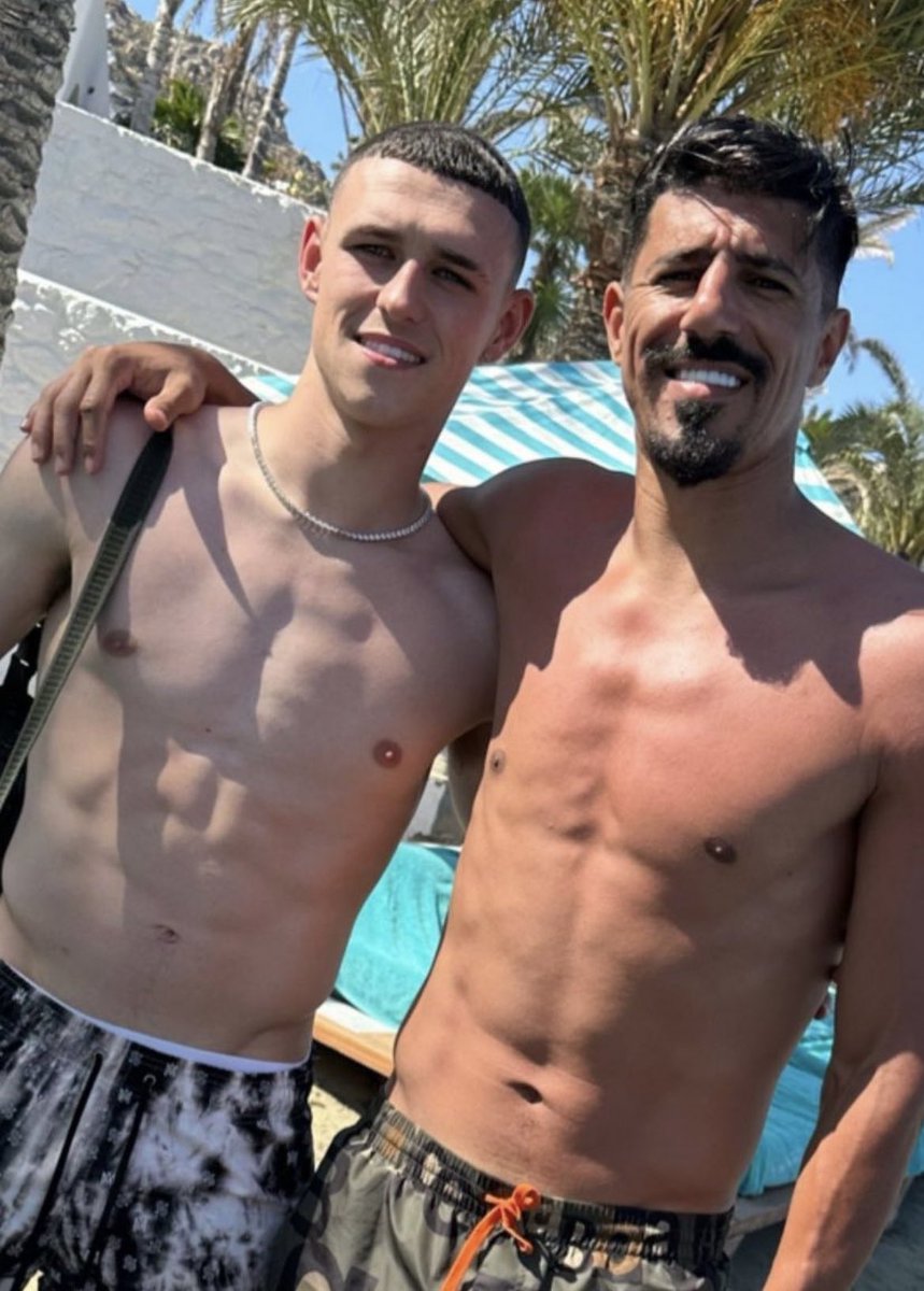 Je crois qu'on a réussi à faire une photo plus improbable que Bounedjah et Foden...