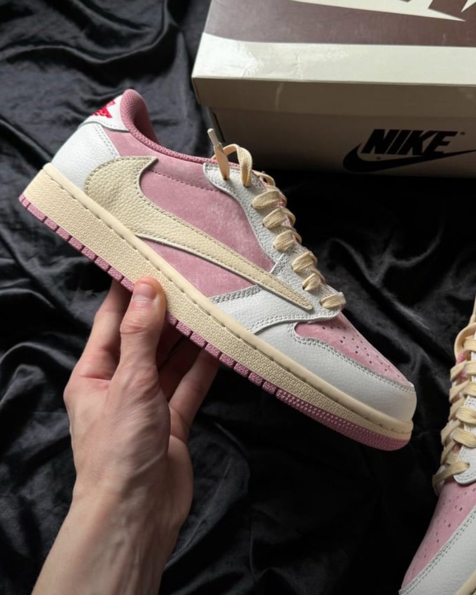 CaminoTV's tweet photo. On en avait marre des AJ1 Travis, mais en rose on accepte https://t.co/CZuvzy1HCY