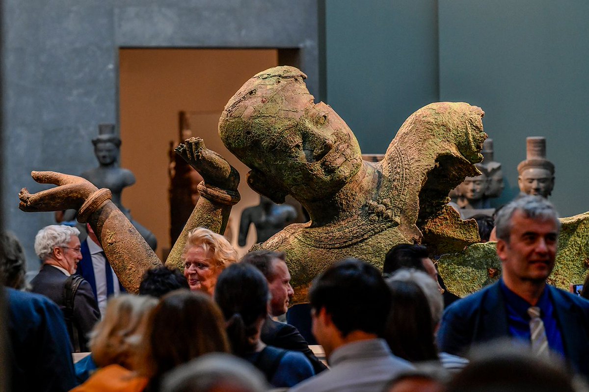 🇰🇭 EXPOSITION
L’exposition "Bronzes royaux d’Angkor" a été officiellement inaugurée par Madame Phoeurng Sackona, ministre de la Culture et des Beaux-Arts du Cambodge, et Madame Yannick Lintz, présidente du musée Guimet.

📅 Dès le 30/04
➕ d'infos : bit.ly/bronzes-royaux…