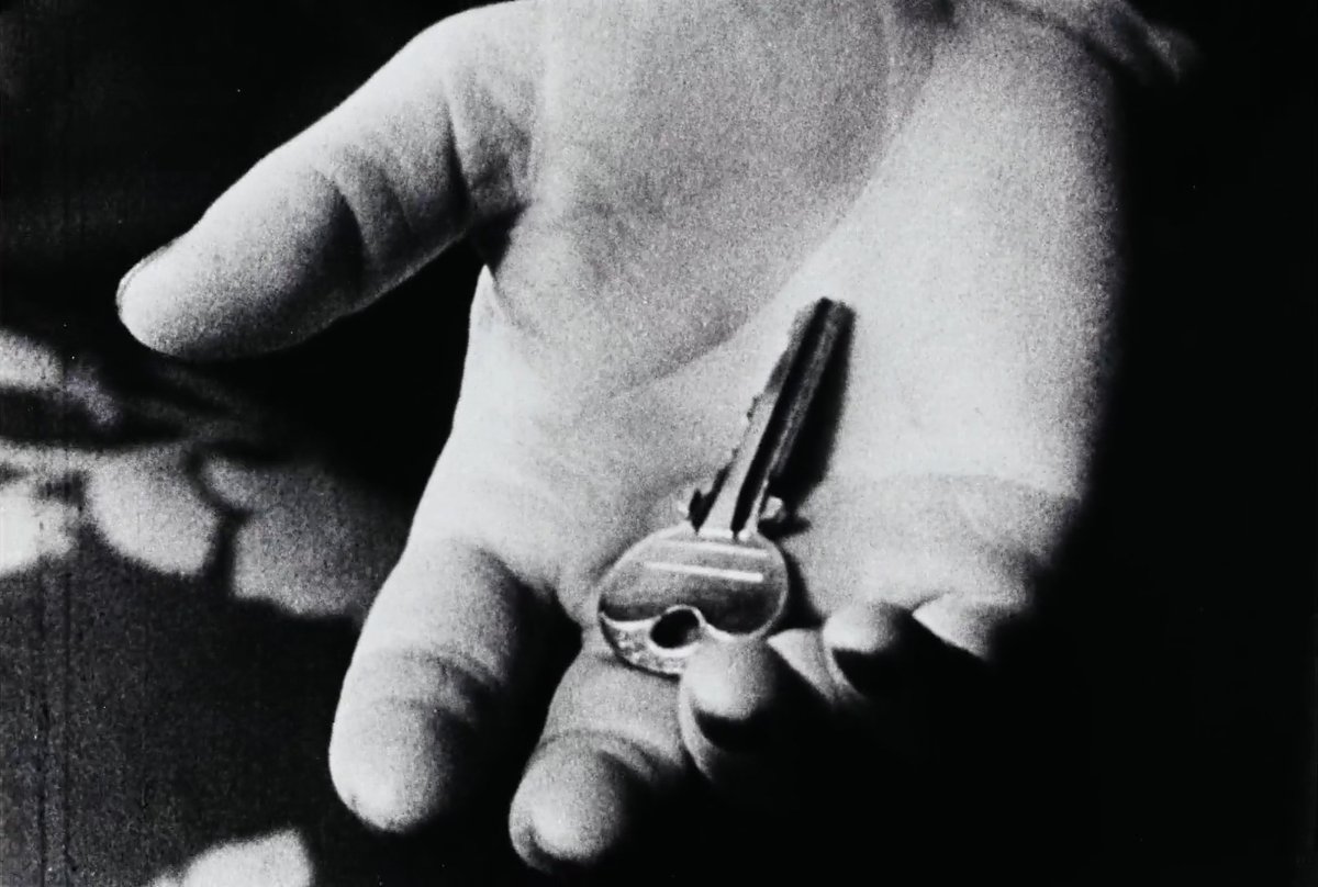 MESHES OF THE AFTERNOON (Maya Deren and Alexander Hammid, 1943.)