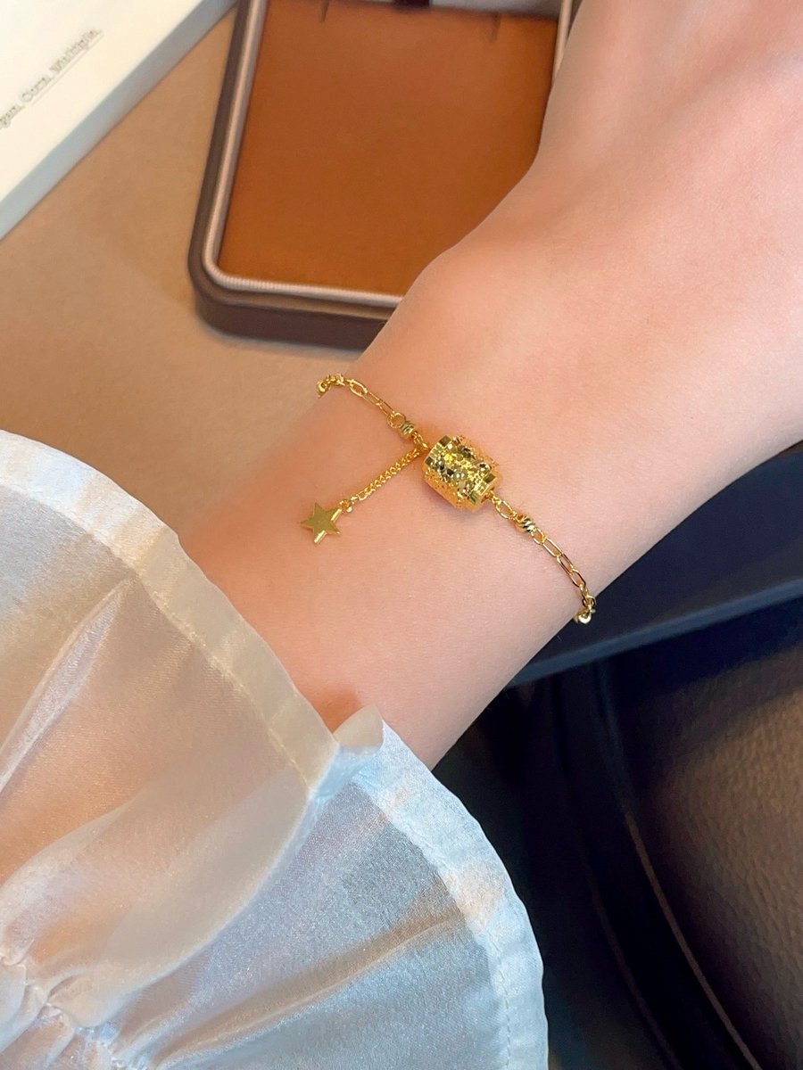 fishhappybyself's tweet image. 新品周家同款小蛮腰星星系列✨
项链金重:6.5g↔️
手链金重:4.9g↔️
 #黄金 #项链 #手链