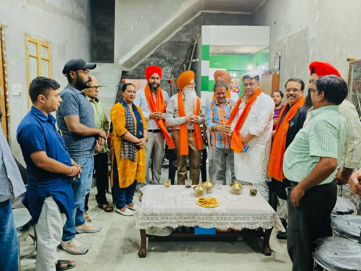 NijjarDr's tweet photo. ਵਾਰਡ ਨੰਬਰ 64 ਵਿੱਚ ਸ੍ਰੀ ਨਰਿੰਦਰ ਮਰਵਾਹਾ ਜੀ ਵੱਲੋਂ ਕਰਵਾਈ ਗਈ ਮੀਟਿੰਗ ਵਿੱਚ ਹਾਜ਼ਰੀ ਭਰੀ।
ਇਸ ਮੌਕੇ ਇਲਾਕੇ ਦੇ ਨਿਵਾਸੀਆਂ ਨਾਲ ਵਾਰਡ ਦੀ ਤਰੱਕੀ ਨੂੰ ਲੈ ਕੇ ਸਾਰਥਕ ਚਰਚਾ ਹੋਈ।
ਸਭ ਦੀ ਭਾਗੀਦਾਰੀ ਅਤੇ ਸਹਿਯੋਗ ਨਾਲ ਅਸੀਂ ਆਪਣੇ ਇਲਾਕੇ ਨੂੰ ਹੋਰ ਬਿਹਤਰ ਅਤੇ ਵਿਕਸਿਤ ਬਣਾਉਣ ਵੱਲ ਵਧ ਰਹੇ ਹਾਂ।
#Ward64 #PublicMeeting #DevelopmentDiscussion #AAPAmritsar #AAPPunjab #BhagwantMann #ProgressWithPeople
@AAPPunjab @ArvindKejriwal @BhagwantMann @msisodia