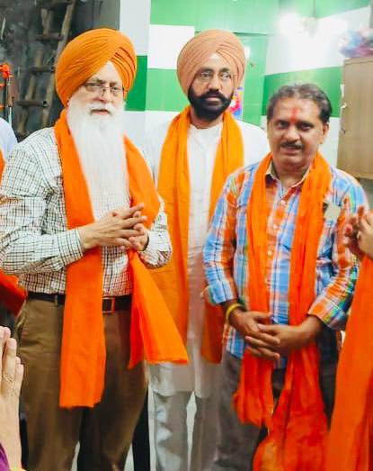 NijjarDr's tweet photo. ਵਾਰਡ ਨੰਬਰ 64 ਵਿੱਚ ਸ੍ਰੀ ਨਰਿੰਦਰ ਮਰਵਾਹਾ ਜੀ ਵੱਲੋਂ ਕਰਵਾਈ ਗਈ ਮੀਟਿੰਗ ਵਿੱਚ ਹਾਜ਼ਰੀ ਭਰੀ।
ਇਸ ਮੌਕੇ ਇਲਾਕੇ ਦੇ ਨਿਵਾਸੀਆਂ ਨਾਲ ਵਾਰਡ ਦੀ ਤਰੱਕੀ ਨੂੰ ਲੈ ਕੇ ਸਾਰਥਕ ਚਰਚਾ ਹੋਈ।
ਸਭ ਦੀ ਭਾਗੀਦਾਰੀ ਅਤੇ ਸਹਿਯੋਗ ਨਾਲ ਅਸੀਂ ਆਪਣੇ ਇਲਾਕੇ ਨੂੰ ਹੋਰ ਬਿਹਤਰ ਅਤੇ ਵਿਕਸਿਤ ਬਣਾਉਣ ਵੱਲ ਵਧ ਰਹੇ ਹਾਂ।
#Ward64 #PublicMeeting #DevelopmentDiscussion #AAPAmritsar #AAPPunjab #BhagwantMann #ProgressWithPeople
@AAPPunjab @ArvindKejriwal @BhagwantMann @msisodia