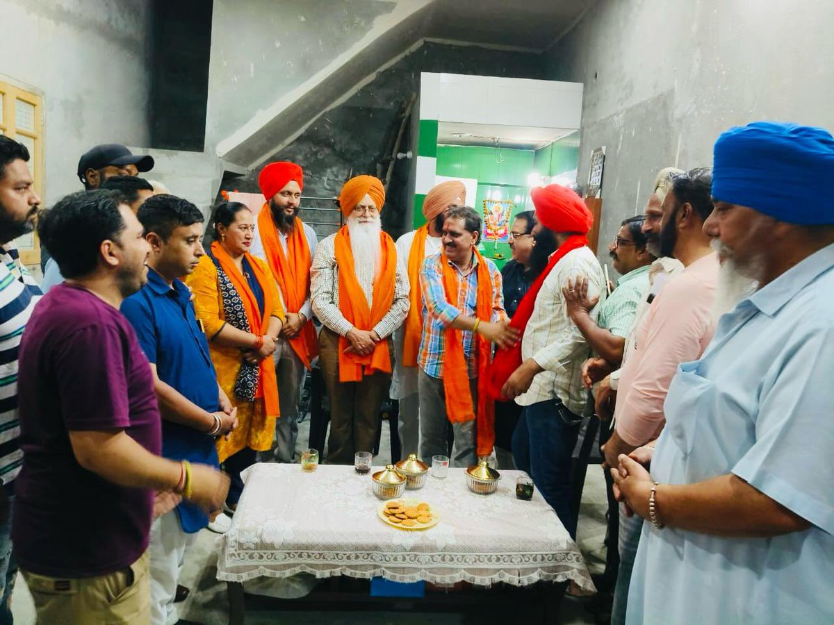 NijjarDr's tweet photo. ਵਾਰਡ ਨੰਬਰ 64 ਵਿੱਚ ਸ੍ਰੀ ਨਰਿੰਦਰ ਮਰਵਾਹਾ ਜੀ ਵੱਲੋਂ ਕਰਵਾਈ ਗਈ ਮੀਟਿੰਗ ਵਿੱਚ ਹਾਜ਼ਰੀ ਭਰੀ।
ਇਸ ਮੌਕੇ ਇਲਾਕੇ ਦੇ ਨਿਵਾਸੀਆਂ ਨਾਲ ਵਾਰਡ ਦੀ ਤਰੱਕੀ ਨੂੰ ਲੈ ਕੇ ਸਾਰਥਕ ਚਰਚਾ ਹੋਈ।
ਸਭ ਦੀ ਭਾਗੀਦਾਰੀ ਅਤੇ ਸਹਿਯੋਗ ਨਾਲ ਅਸੀਂ ਆਪਣੇ ਇਲਾਕੇ ਨੂੰ ਹੋਰ ਬਿਹਤਰ ਅਤੇ ਵਿਕਸਿਤ ਬਣਾਉਣ ਵੱਲ ਵਧ ਰਹੇ ਹਾਂ।
#Ward64 #PublicMeeting #DevelopmentDiscussion #AAPAmritsar #AAPPunjab #BhagwantMann #ProgressWithPeople
@AAPPunjab @ArvindKejriwal @BhagwantMann @msisodia
