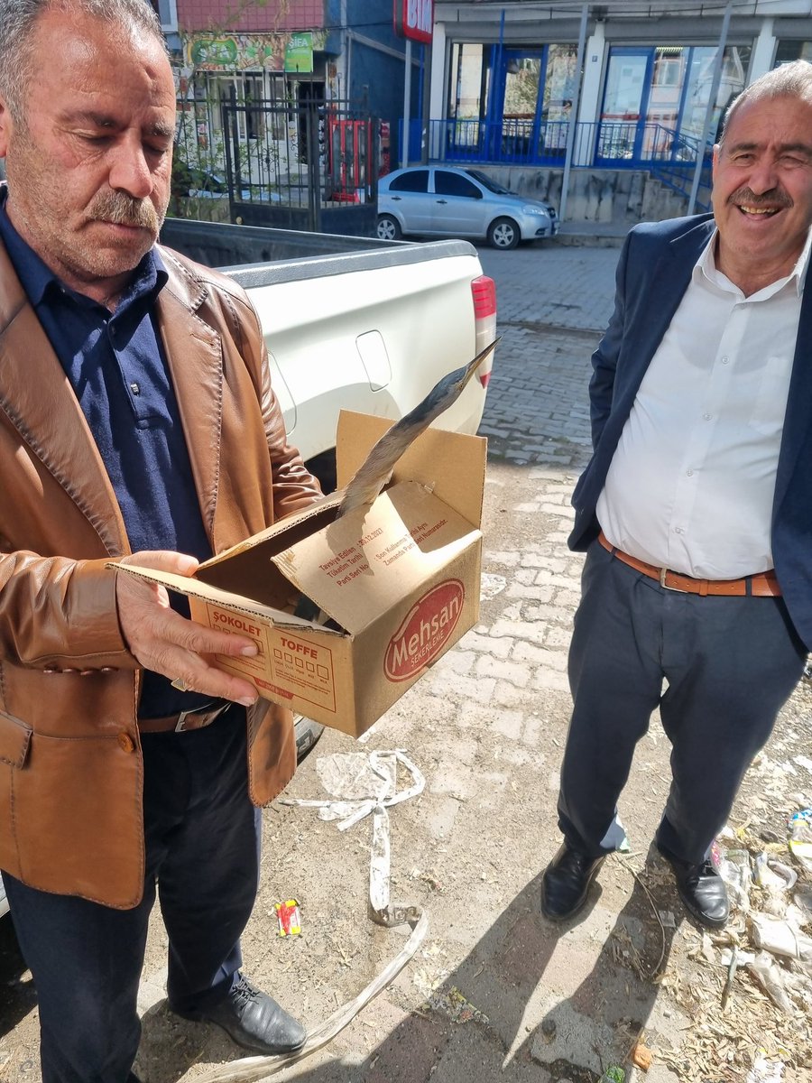 İlçemiz Esenlik köyünde, köy sakinleri tarafından yaralı halde bulunup ilçe müdürlüğümüze getirilen balıkçıl kuş gerekli müdahaleler yapılmak üzere Malazgirt Doğa Koruma ve Milli Parklar Müdürlüğü ekiplerine teslim edildi. <a href="/ibrahimyumakli/">İbrahim Yumaklı</a> <a href="/Valiavnicakir/">Avni Çakır</a> <a href="/Ncttngnc/">Necattin GÖNÇ</a> <a href="/TCTarim/">T.C. Tarım ve Orman Bakanlığı</a>