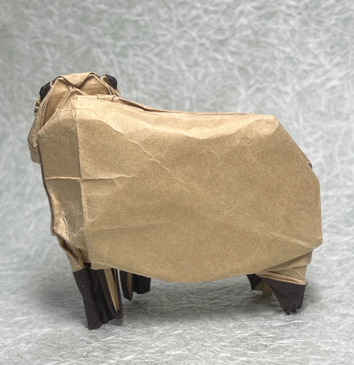 反対から見るとこんな感じです。作品の気になる点は、顔にやや厚みのあるヒダが入っていること、作例だと部分裏打ちなのであまり目立ちませんが、鼻より下から前足にかけて紙のフチがあり、裏側の色が見えてしまうことでしょうか。もっと良い作品が折れるように、色んな方の作品を折って学びたいです。