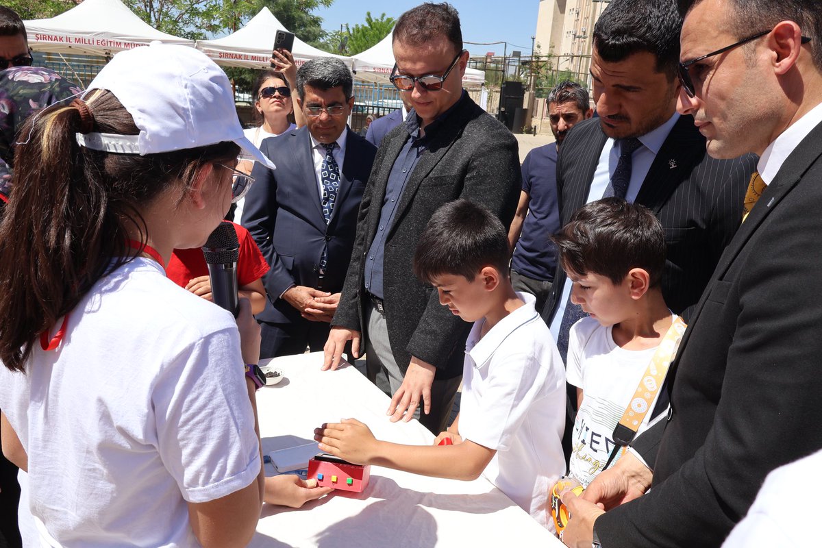 idil Kaymakamı Anıl Adıgüzel, beraberindeki heyetle birlikte BİLSEM öğrencileri tarafından hazırlanan Tübitak Bilim Fuarının açılışını gerçekleştirerek öğrencilerin bilim ve teknoloji alanında hazırladıkları projeleri inceledi