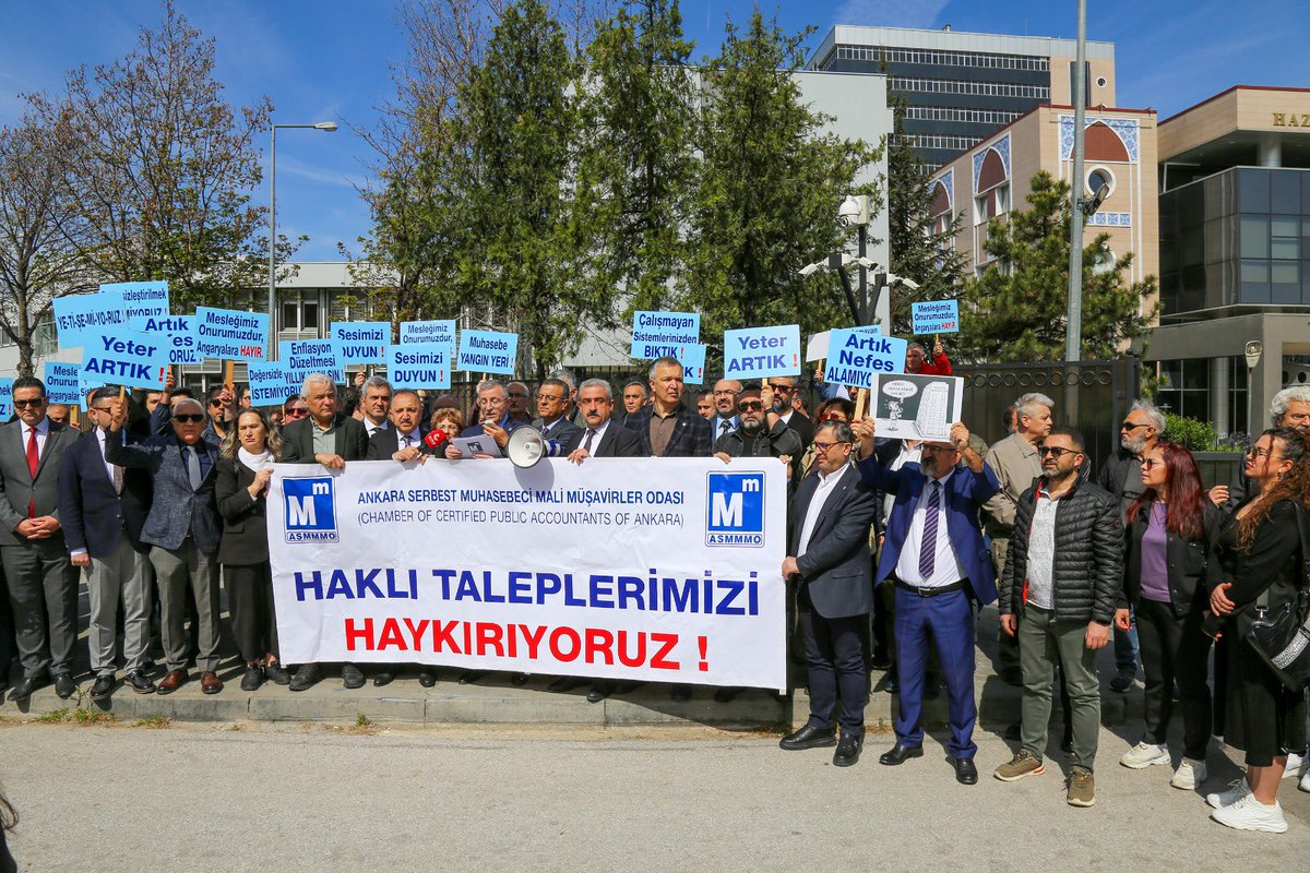 📌Maliye Bakanlığı’nın burnunun dibinde Haklı Taleplerimizi HAYKIRDIK…
📌Bakanımız Dijital çağdayız uzatmaya gerek yok yetiştirselerdi demek istiyor. 
📌Sn. Bakan Biz sana Dijital Çağda bir tuşa basıp Enflasyonu niye düşüremiyorsun diye soruyormuyuz?
 #KurumlarVergisiUzatılsın