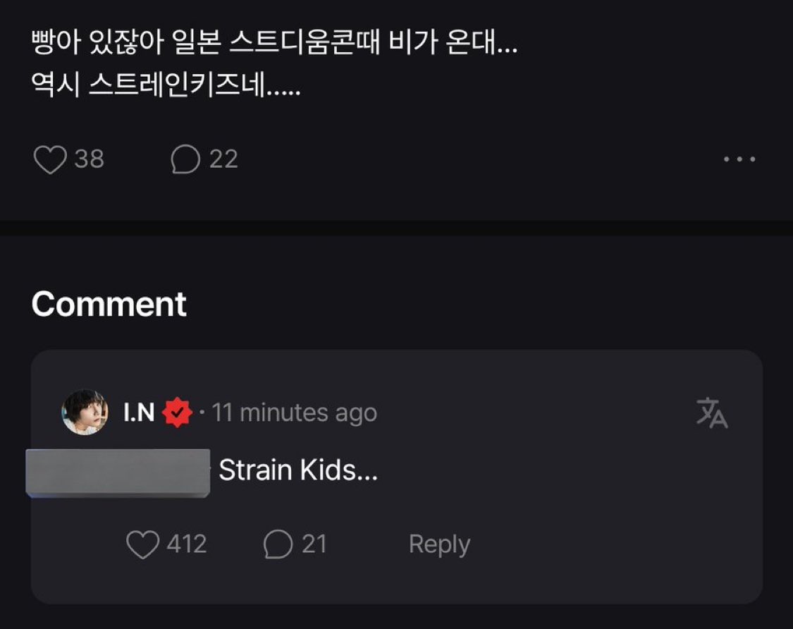 skzbolha's tweet photo. 💌 🦊 FANS

💬: Pão, você sabia? Falaram que vai chover durante o show no estádio do Japão… Vocês realmente são os  “Strain Kids”...

🦊: Strain Kids…*

📝: OP fez com trocadilho com a palavra “rain” (que em inglês significa “chuva”) e Stray Kids. https://t.co/iMRYbMU6TP