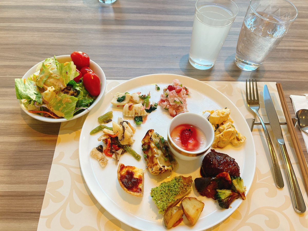 wichopandy's tweet photo. ストロベリーが食べられるビュッフェに来たで https://t.co/pXSZPR8Iu8