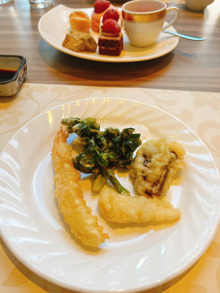 wichopandy's tweet photo. ストロベリーが食べられるビュッフェに来たで https://t.co/pXSZPR8Iu8