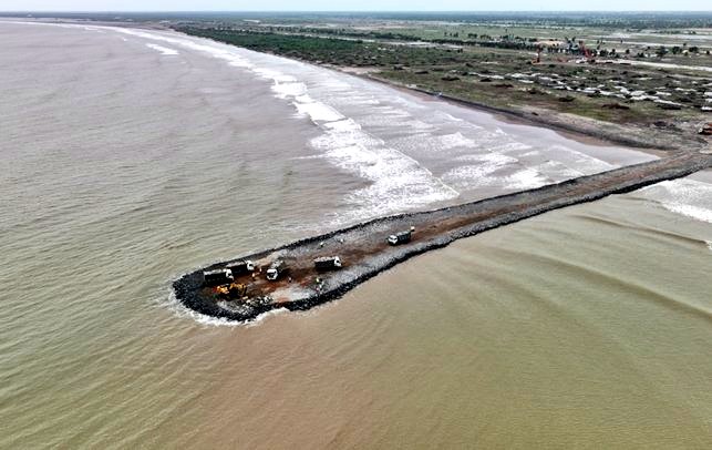 AmaravatiNexus's tweet image. 🌟 Machilipatnam port will serve as the gateway to Amaravati.

Ministers have directed that harbor and port works be completed by June 2025, aiming to drive industrial growth and transform the area, including developing Manginapudi Beach for tourism.
#AndhraPradesh #Machilipatnam