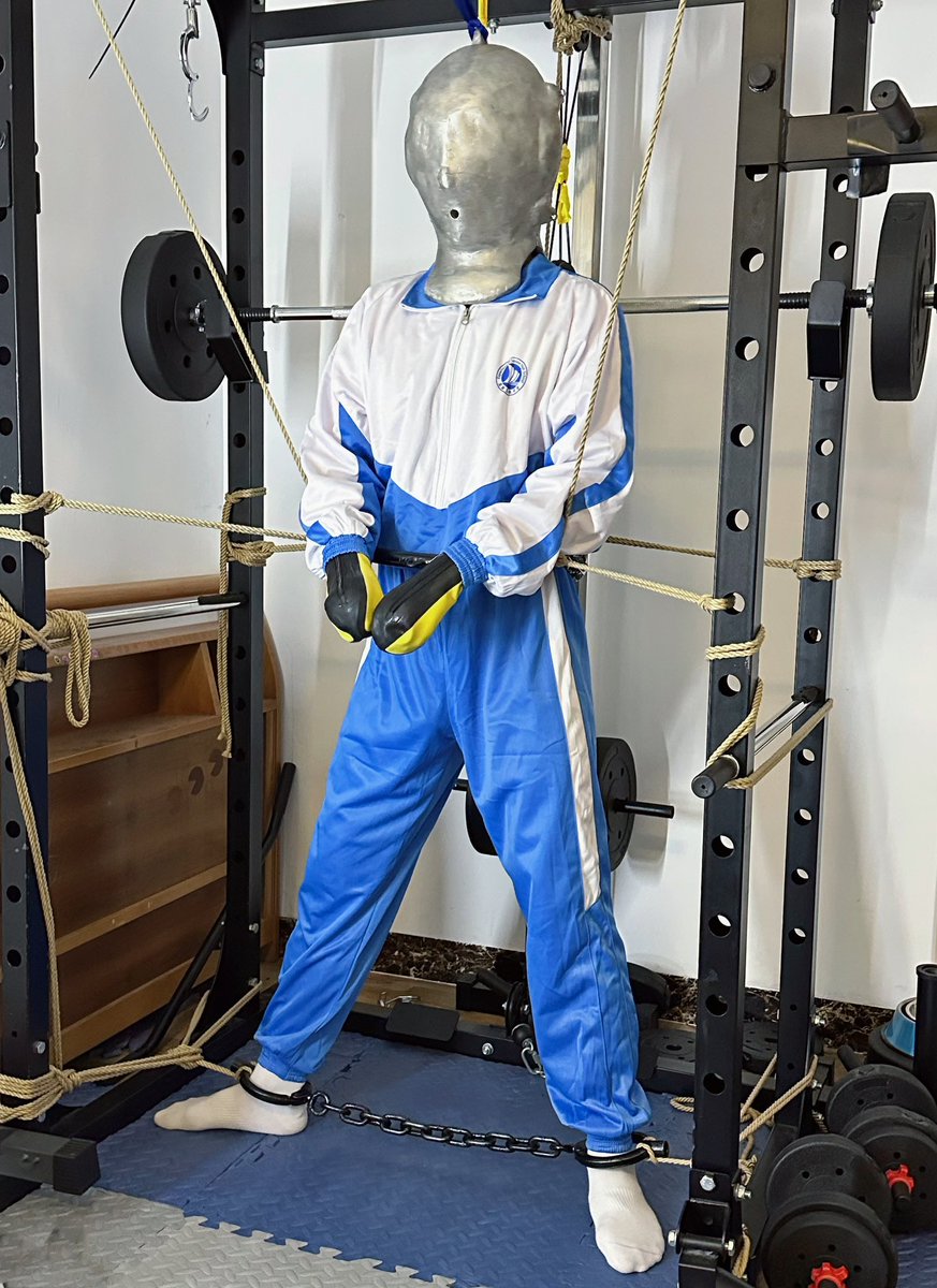 本来以为只是试一下这个东西，但是戴上之后<a href="/10011sms/">永恒Scm</a> 说要这样站着过夜🥵😦然后就发现自己被骗了😨本来手是吊起来的，全身完全动不了，但是不知道过了多久，胳膊超级麻，就锁前面了🫤（这个铁头盔一点不想再用了，超级重而且闷😞里面什么都看不到，被挠如果一不小心叫大声，回音会非常刺耳😞）