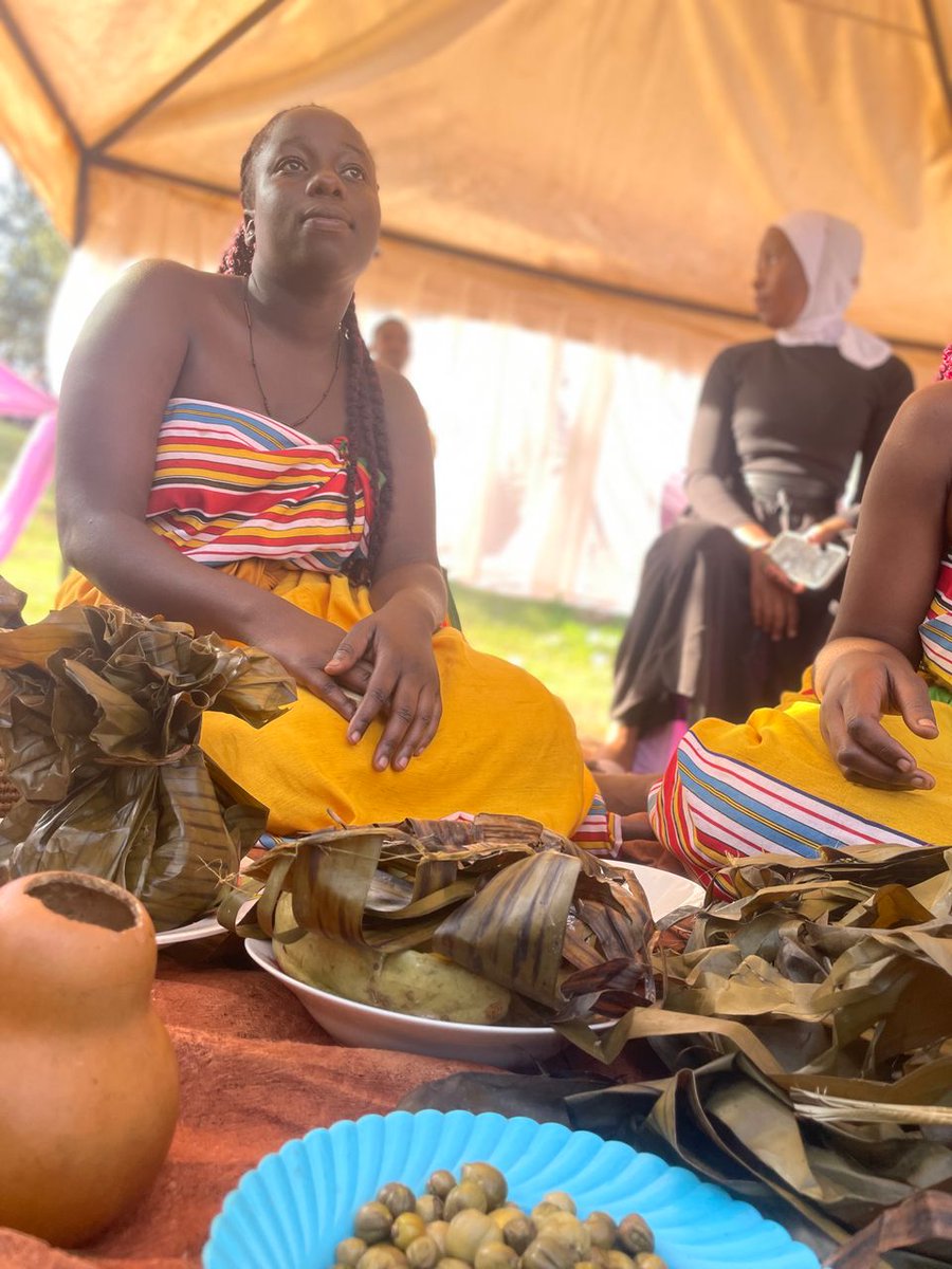 Obuganda kulya 
Bwetutyo bwetwatulaanga nga tulya emere mu Buganda
Kale mwana watu abaana bayoleseza omutindo