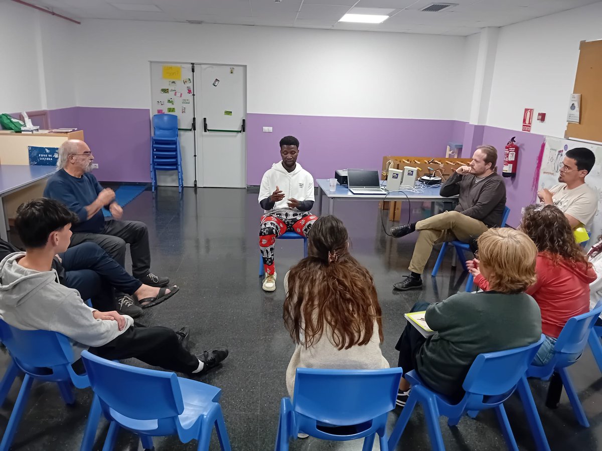 SalesiansSAB's tweet photo. El 26 d’abril, als espais de la nostra Plataforma d’Educació Social @PES_LaMina, l’ONGD salesiana Bosco Global va fer una sessió formativa del voluntariat d’estiu, i van conèixer els nostres projectes. Gràcies per la visita, i sempre endavant amb la solidaritat, @BoscoGlobalONGD! https://t.co/G1ZDbf71vA