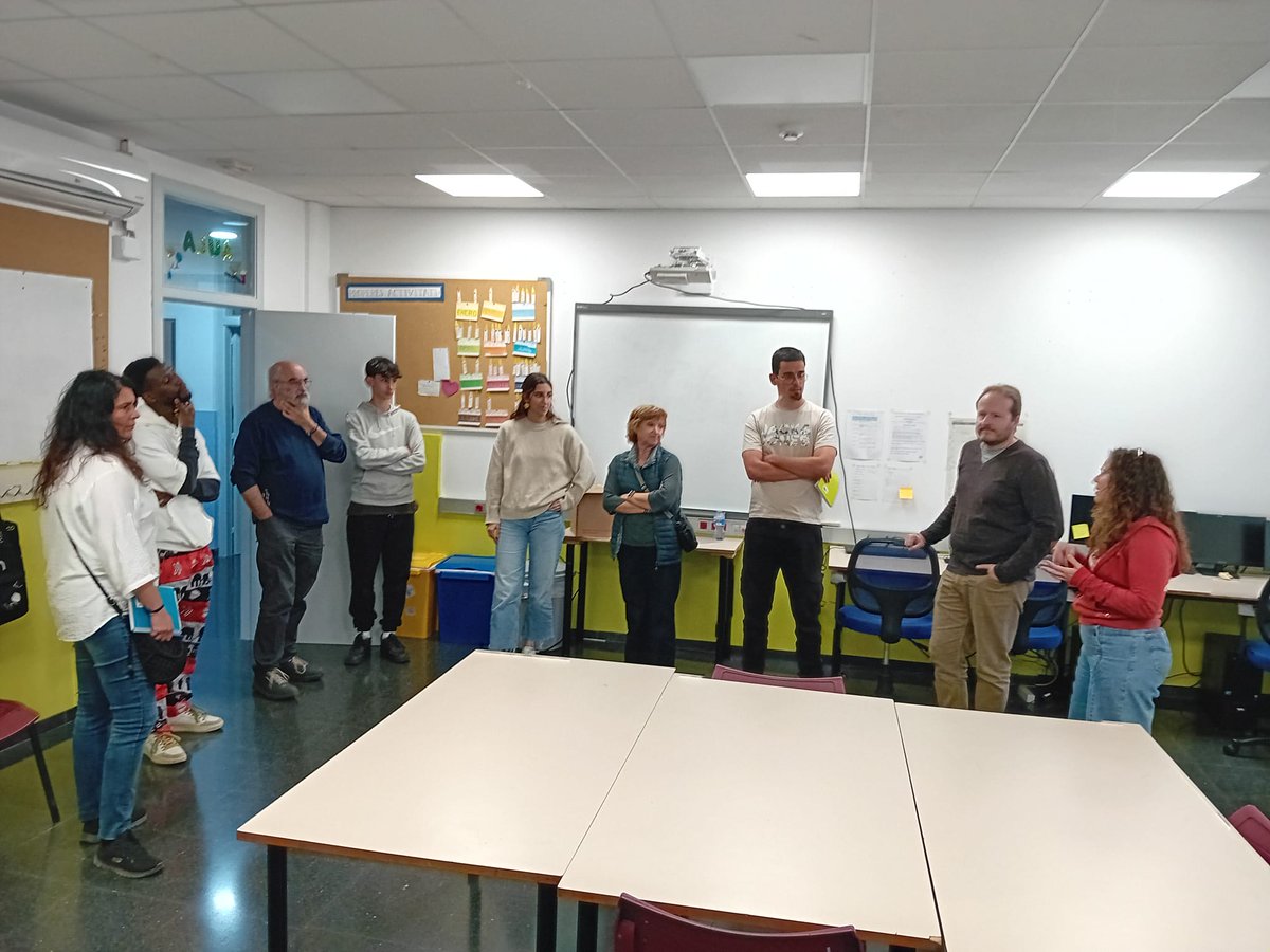 SalesiansSAB's tweet photo. El 26 d’abril, als espais de la nostra Plataforma d’Educació Social @PES_LaMina, l’ONGD salesiana Bosco Global va fer una sessió formativa del voluntariat d’estiu, i van conèixer els nostres projectes. Gràcies per la visita, i sempre endavant amb la solidaritat, @BoscoGlobalONGD! https://t.co/G1ZDbf71vA
