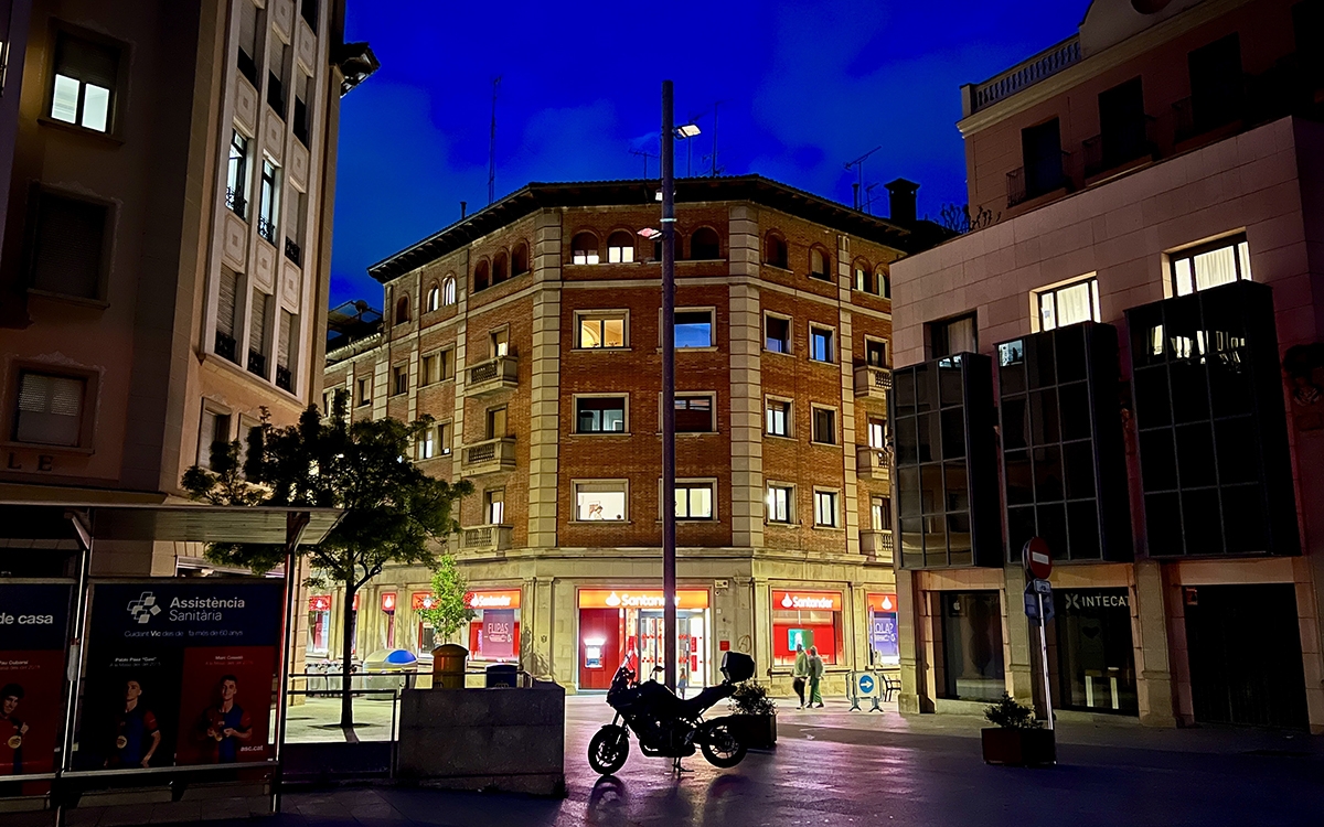 ArnauMarti's tweet photo. Gràcies als @bomberscat, @vic_gurbana @AVPCVIC  i serveis d'emergència per ajudar comerços, veïns, persones atrapades en ascensors i facilitar l'accés als domicilis durant l'apagada.

Gràcies als treballadors públics de l'@aj_vic que  van estar al peu del canó. https://t.co/bmjfXwKvRZ
