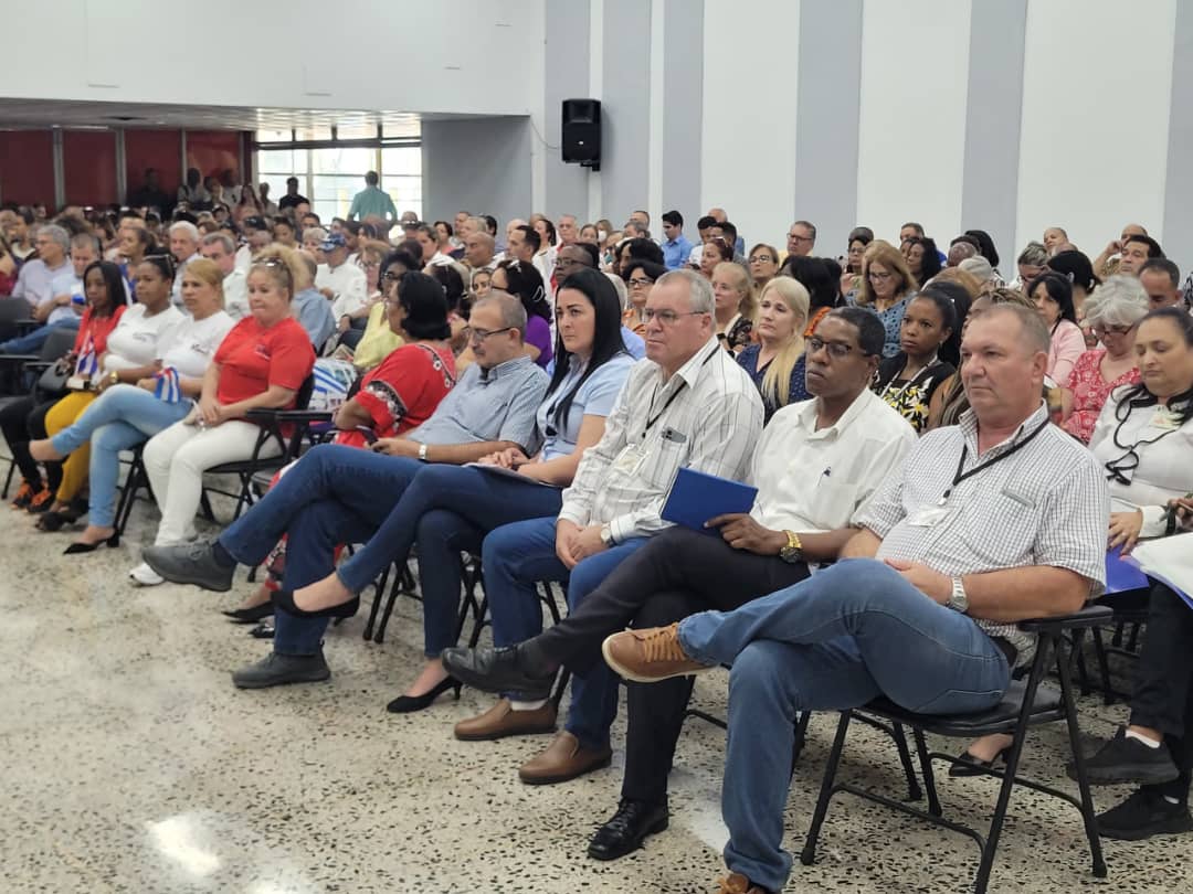 🩺Doctor José Angel Portal Miranda, 🥼ministro de Salud Pública, ratifica las motivaciones para participar con entusiasmo en el desfile del #1Mayo, «día en que Cuba🇨🇺 alza su voz para reafirmar las conquistas de la Revolución».

✍️ acortar.link/EinMiw

#PorCubaJuntosCramos
