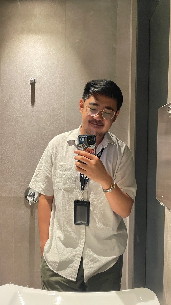 noelangeloc's tweet photo. Office dayyyy 💼 https://t.co/kEC9Bm229Y
