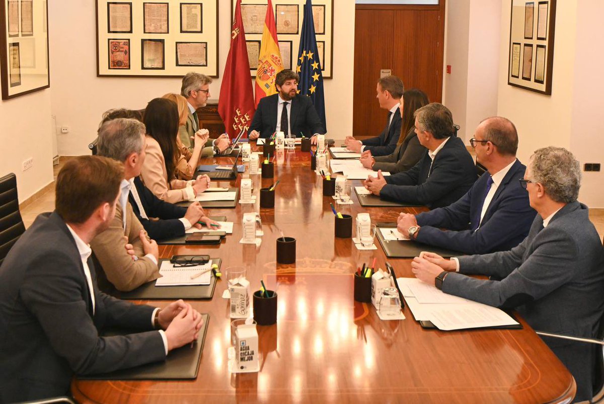 Fernando López Miras (@lopezmirasf) on Twitter photo Reunión extraordinaria del Consejo de Gobierno del <a href="/regiondemurcia/">Gobierno de la Región de Murcia</a> para analizar la situación en la #RegióndeMurcia tras el apagón eléctrico.
La prioridad de este Gobierno pasa por garantizar la seguridad, atención sanitaria y abastecimiento del millón y medio de murcianos. Reunión extraordinaria del Consejo de Gobierno del <a href="/regiondemurcia/">Gobierno de la Región de Murcia</a> para analizar la situación en la #RegióndeMurcia tras el apagón eléctrico.
La prioridad de este Gobierno pasa por garantizar la seguridad, atención sanitaria y abastecimiento del millón y medio de murcianos.