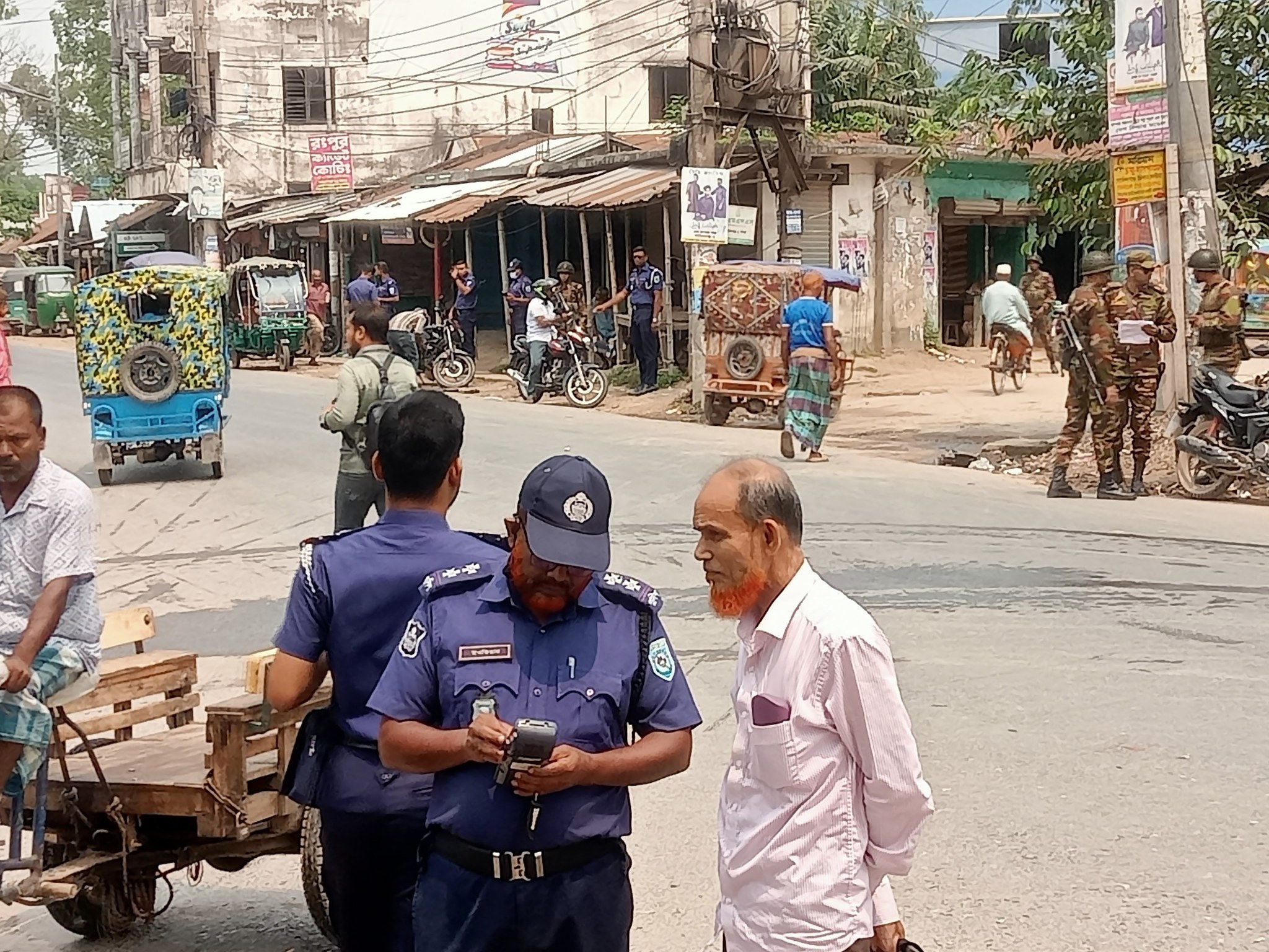 গোবিন্দগঞ্জে মহাসড়কে যৌথ বাহিনীর তল্লাশি অভিযান