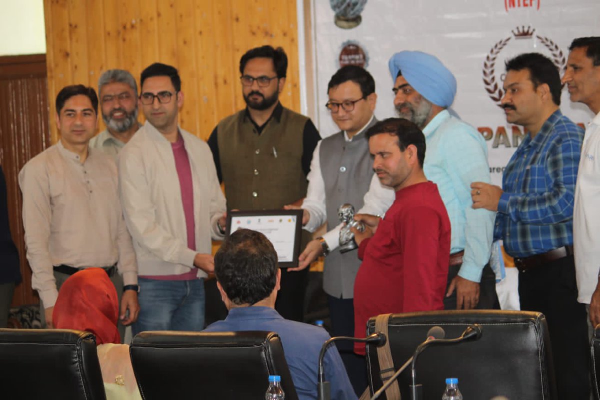 DTCBaramulla's tweet photo. 242 Panchayats Declared TB-Free in Baramulla
Chairman District Health Society (Deputy Commissioner) Baramulla Shri Minga Sherpa (IAS) Felicitates Health Staff and Panchayat Secretaries at TB-Free Panchayat 2024 Award Ceremony https://t.co/NYn1qZnw7q