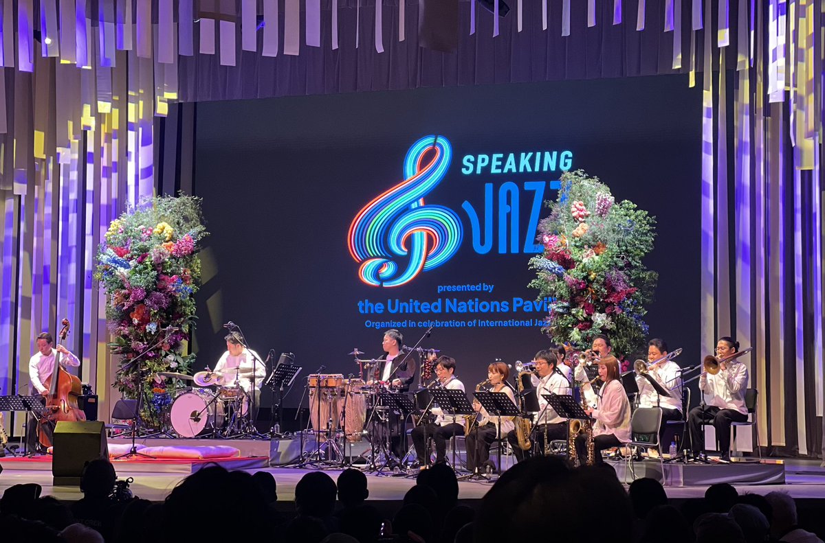 SpeakingJazz's tweet image. 【19:00- 生配信START!】
トランペッター広瀬未来率いる先鋭プレイヤー12名による「広瀬未来ジャズオーケストラ」、ゲストに小川慶太 (per)、鶴澤清馗(shamisen)、鶴澤友之助(shamisen)を迎えたパフォーマンスで幕を開けました！

★Speaking Jazz 生配信はこちら→x.gd/qTOdi #jazzday