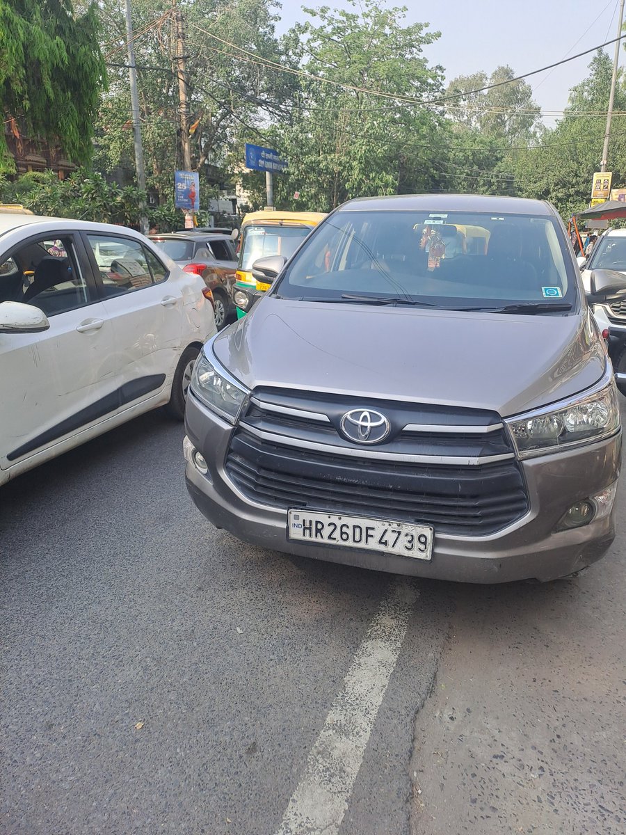 Jhaankit60's tweet photo. @dtptraffic sir do something for this improper parking at malviya nagar main road. 
That car block half road . https://t.co/fMeeQPCwUP