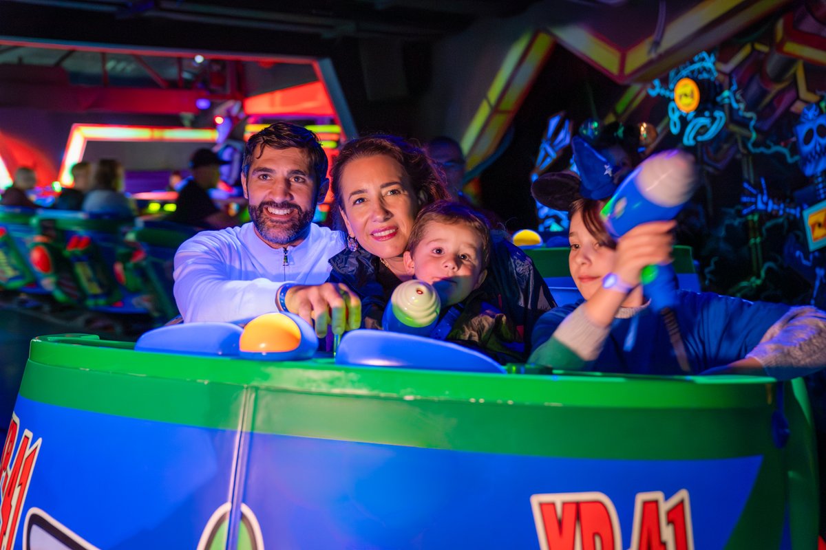 DLPNews's tweet photo. #WorldWishDay est célébré aujourd’hui ! 75 enfants de @MakeAWishIntl ont visité ce week-end @DisneylandParis avec leurs familles, au rythme du Disney Music Festival* 🎶
➡️ Plus d'infos : https://t.co/r1ZkHFPB5w
 #DisneyWeekOfWishes
*Le Festival Musical Disney https://t.co/wVqFv8fiLg