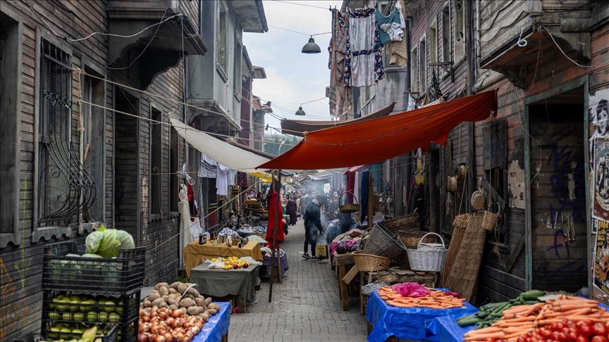 "Uzun Hikaye", "Mavi Kuş", "Ya Tahammül Ya Sefer", "İyiler Ölmez" ve “Hüzün ve Tesadüf” gibi birçok önemli esere imza atan Mustafa Kutlu’nun, "Rüzgarlı Pazar" adlı eseri dizi oluyor.  8 bölümlük "Rüzgarlı Pazar" dizisi, TRT'nin dijital platformu tabii'de izleyicilere sunulacak.