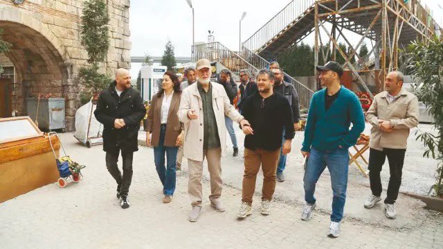 DergahYay's tweet photo. "Uzun Hikaye", "Mavi Kuş", "Ya Tahammül Ya Sefer", "İyiler Ölmez" ve “Hüzün ve Tesadüf” gibi birçok önemli esere imza atan Mustafa Kutlu’nun, "Rüzgarlı Pazar" adlı eseri dizi oluyor.  8 bölümlük "Rüzgarlı Pazar" dizisi, TRT'nin dijital platformu tabii'de izleyicilere sunulacak. https://t.co/BGlSyqqO0Y