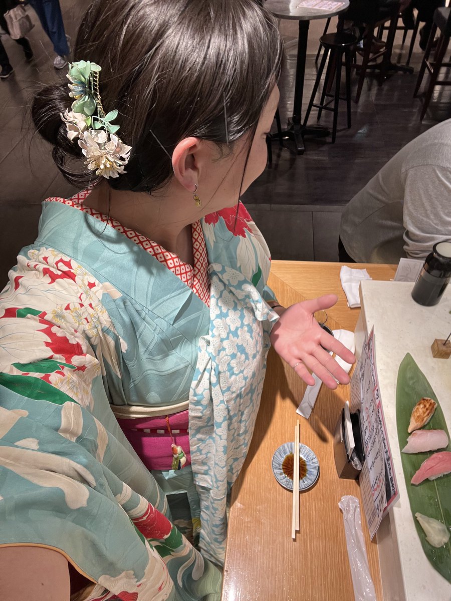 ayano_kimono's tweet photo. 電車が横浜まで連れてってくれたので、横浜でお寿司🍣
#根室花まる
#根室花まる横浜店
#QueensIsetan
なのに
#MICard 拒否られた謎。
#呑み鉄本線着物旅
#お米だいすき https://t.co/Hx1qtRU6Sh