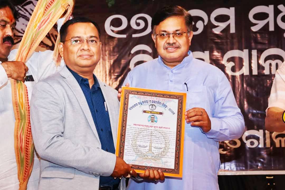 akmuduli's tweet photo. Yesterday on the auspicious occasion of Lawyers Day (Madhu Jayanti) Celebration I received the Award "MADHU" from Honble Law Minister Sj Prithwi Raj Harichanadan ji at Sabhaghar, Angul on the recommendation of Angul Bar Association, Angul. https://t.co/knu7hwoixT