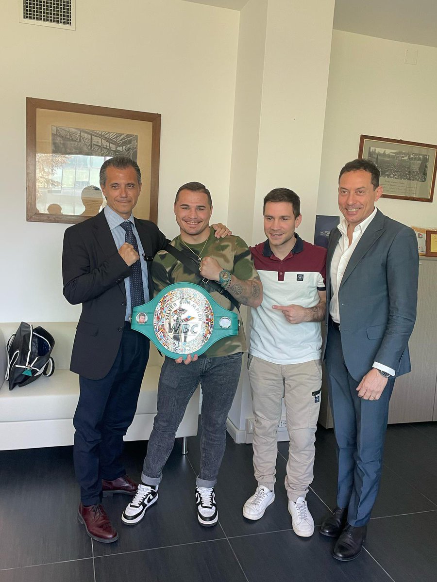 FPIBoxe's tweet photo. 🥊 Il Presidente FPI Flavio D’Ambrosi ha oggi ricevuto, presso la sede Federale di Viale Tiziano, il Campione WBC Silver Superpiuma, Michael Magnesi. 

🥊 Un meeting, cui hanno preso parte anche il Consigliere Federale Luca Rigoldi, il Segretario Generale Walter De Giusti e la Promoter Alessandra Branco, in cui il Presidente si è complimentato con “Lupo Solitario” per i recenti e straordinari successi raggiunti. 

🥊 FPI President Flavio meets today WBC Silver Superfeather Champion, Michael Lonewolf Magnesi, at FPI Headquarter in Rome. 

#Itaboxing #Pro #Pugilato #Fight #Boxing #Boxe #Boxeo