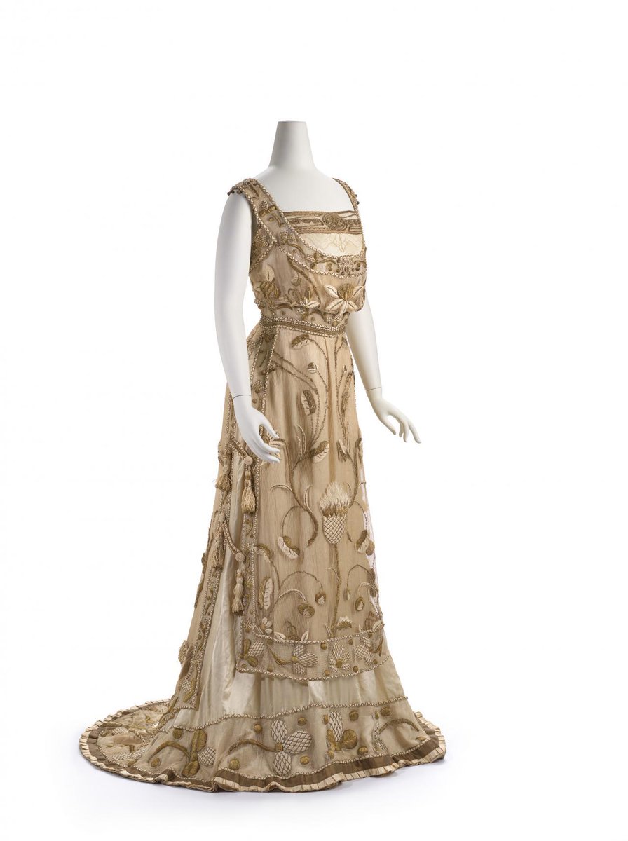 wikivictorian's tweet photo. Evening dress, 1905. National Gallery of Victoria. https://t.co/lYUo5SGV5n