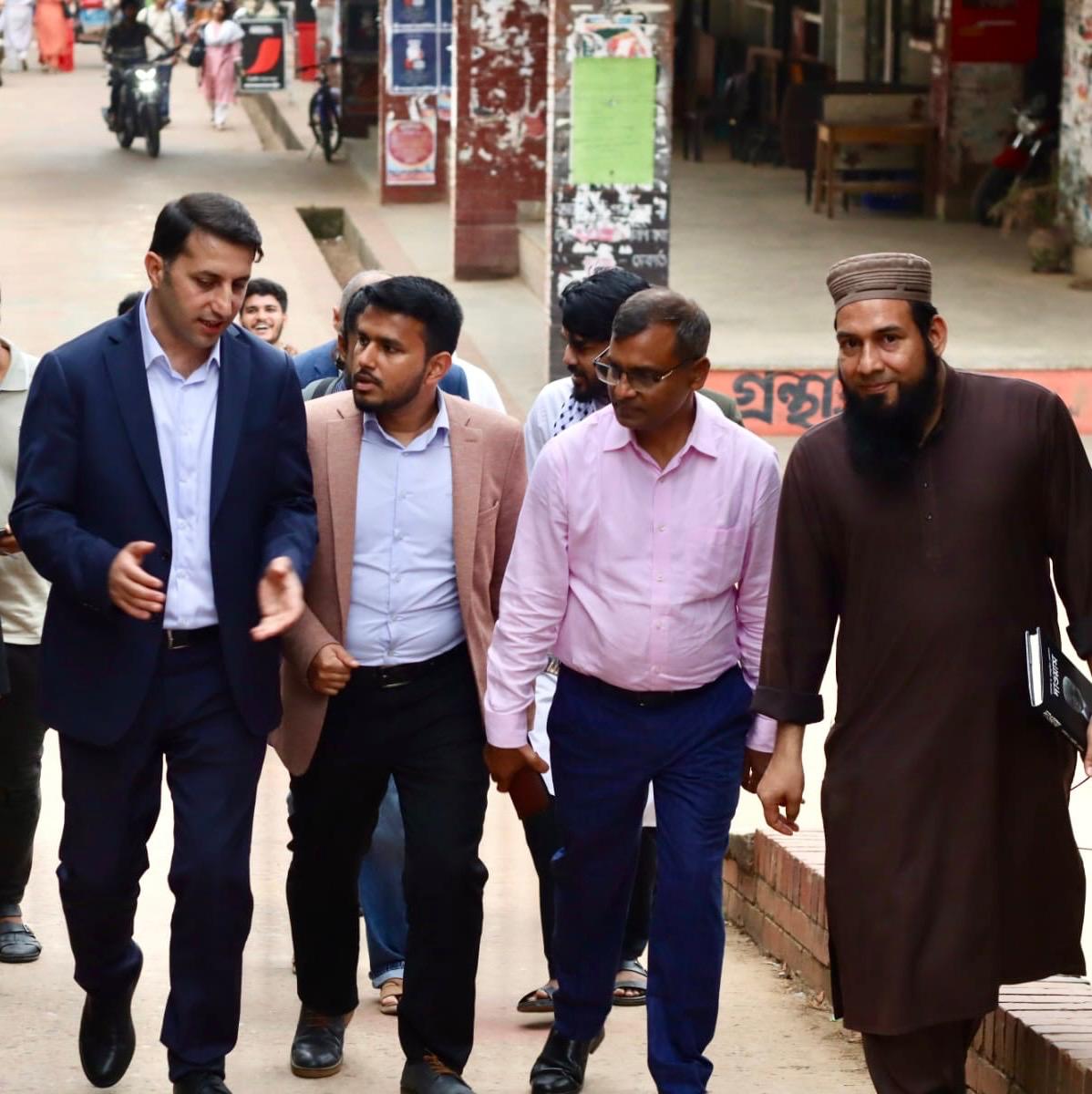 isbamTR's tweet photo. İslam Birliği Araştırmaları Merkezi (İSBAM) Başkanı Fatih Aydın ve beraberindeki heyet, Bangladeş İslam Düşünce ve Araştırmaları Merkezi’nin davetlisi olarak Dakka’da Jahangirnagar Üniversitesi’ni ziyaret etti.

Bu anlamlı ziyaret kapsamında:
• Tarih Bölümü’nden Prof. Dr. Golam Rabbani,
• Felsefe Bölümü’nden Prof. Dr. Muhammad Ullah,
• İngilizce Bölümü’nden Prof. Dr. Ahmed Reza,
• Kamu Yönetimi Bölümü’nden Prof. Dr. Mahmudur Rahman,
• Uluslararası İlişkiler Bölümü’nden Prof. Dr. Rashedul Islam
hocalarımızla bir araya gelerek bilgi ve tecrübe paylaşımında bulunuldu.

Değerli ev sahiplikleri ve kıymetli katkıları için tüm hocalarımıza teşekkür ediyor, bu görüşmelerin ortak çalışmalar için yeni kapılar aralamasını temenni ediyoruz.
