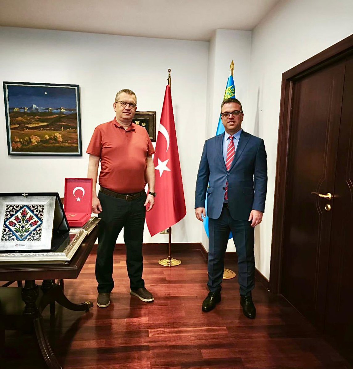 İzeko Басқарма мүшесі және İzmir Bornova Barka Gayrimenkul компаниясының Бас директоры Ышык Ахмет Өнер мырзаға Бас консулдығымызға жасаған сыпайы сапары үшін шын жүректен алғысымызды білдіреміз.