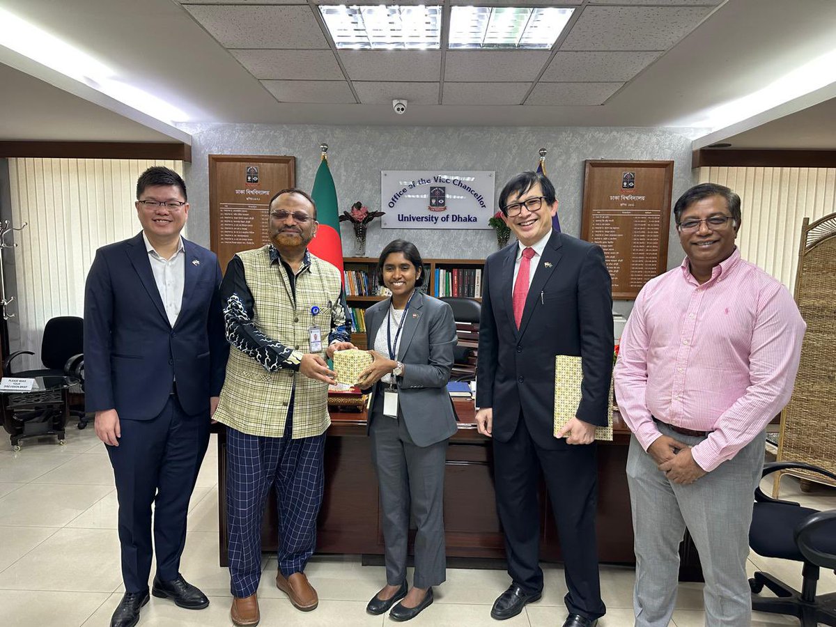 SGinDhaka's tweet photo. Met with the bright students and faculty members of Dhaka University today. Delivered a talk on “Singapore’s Foreign Policy Explained” and donated books as part of our year-long celebration of Singapore’s 60th birthday or SG60 in Dhaka. TY Dhaka University for the opportunity! https://t.co/xSDFs5jsjZ