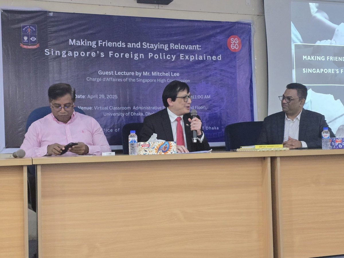 SGinDhaka's tweet photo. Met with the bright students and faculty members of Dhaka University today. Delivered a talk on “Singapore’s Foreign Policy Explained” and donated books as part of our year-long celebration of Singapore’s 60th birthday or SG60 in Dhaka. TY Dhaka University for the opportunity! https://t.co/xSDFs5jsjZ
