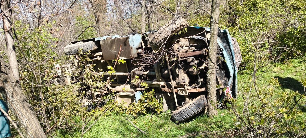 journo_jitendra's tweet photo. A #CRPF vehicle met with an accident at #Tangnar area of Doodhpathri in Khansahib tehsil of Central Kashmir’s #Budgam district on Tuesday. Some CRPF personnel have reportedly sustained injuries in the accident. #JammuAndKashmir https://t.co/QnG3kac8Cp