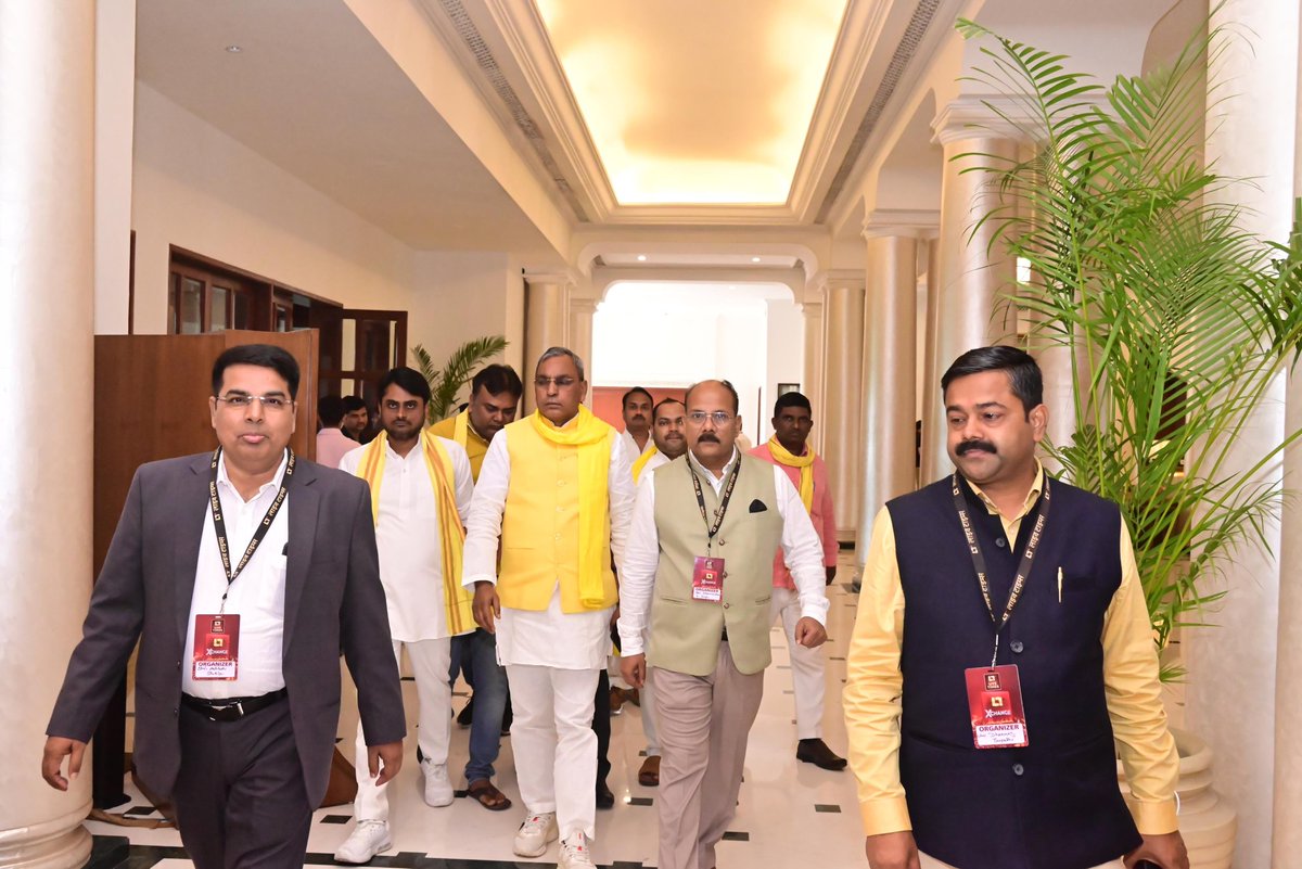 oprajbhar's tweet image. आज लखनऊ में आयोजित LIVE TIMES के प्रथम कॉन्क्लेव LT X-Change में उपस्थिति दर्ज कराई। समाज के ज्वलंत मुद्दों, जन कल्याण की दिशा में हो रहे सरकार के प्रयासों और सुभासपा के सामाजिक दृष्टिकोण पर अपने विचार रखे।
LIVE TIMES परिवार को सफल आयोजन के लिए हार्दिक शुभकामनाएं।

#LiveTimes