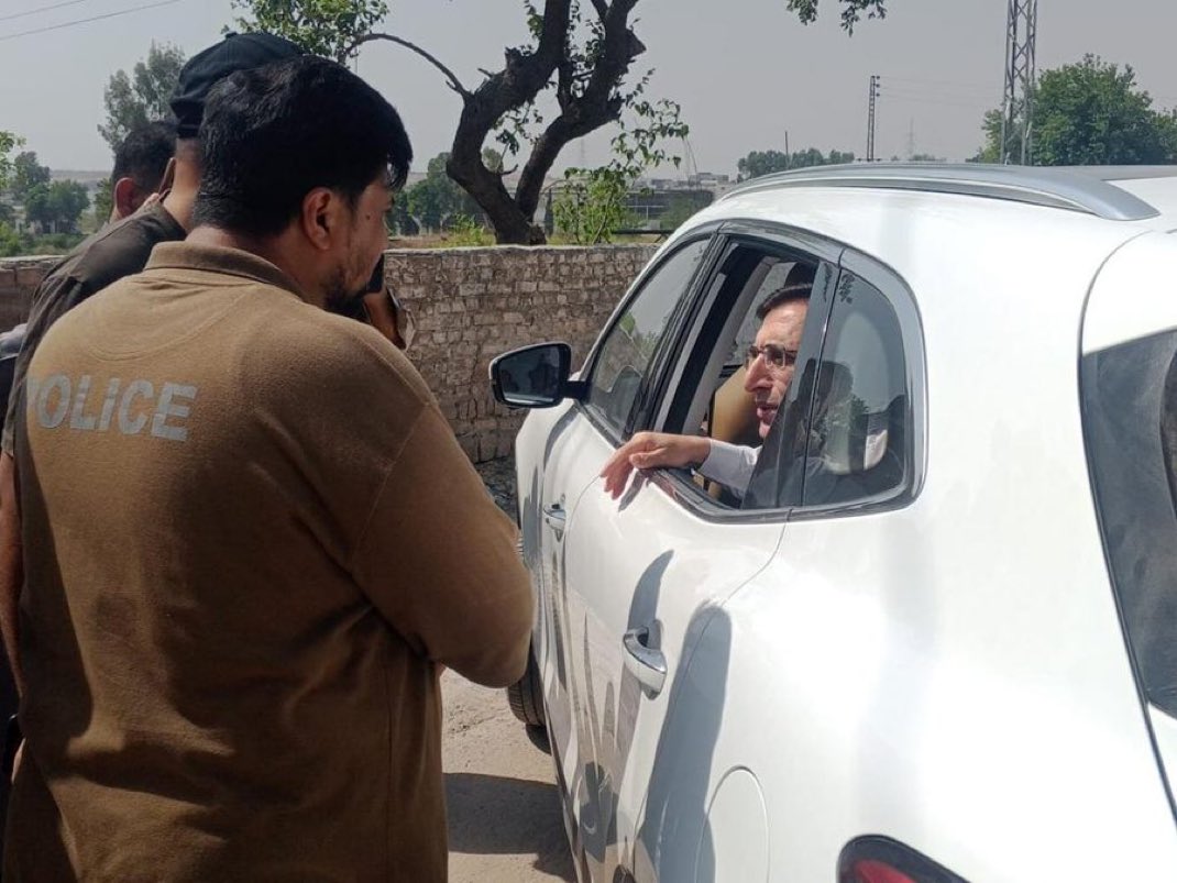 عمران خان کی بہنوں کو اکیلا چھوڑ کر گوہر فرار۔
اخے میں چیئرمین ہوں۔