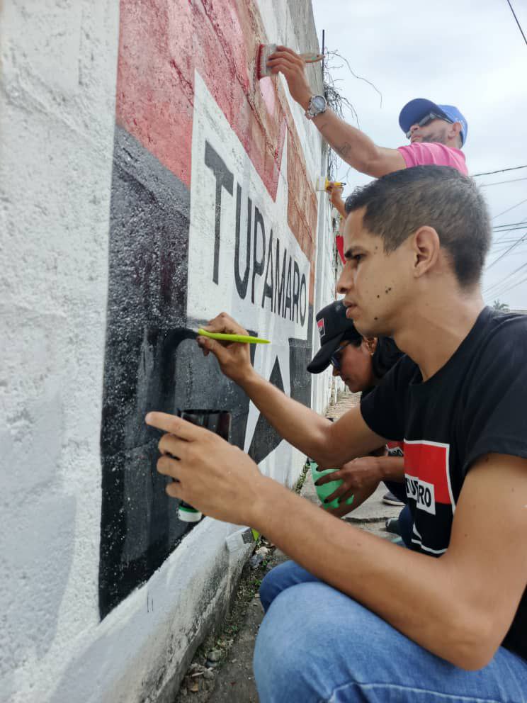 VOTA TUPAMARO 🔴 ⚫
Arriba y a la izquierda 🗳️
Este #25Mayo ✊🏽

🔴⚫ Desde el estado <a href="/YARA_Tupamaro/">Tupamaro Yaracuy</a> municipio Arístides Bastidas nuestro candidato a legislador por el estado <a href="/kilverAparicioB/">Kilver Aparicio</a> y militancia con alegría y mística revolucionaria realizan mantenimiento a murales.