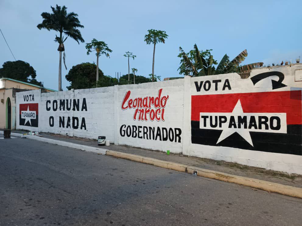 TupamaroMRT_'s tweet photo. VOTA TUPAMARO 🔴 ⚫
Arriba y a la izquierda 🗳️
Este #25Mayo ✊🏽

🔴⚫ Desde el estado @YARA_Tupamaro municipio Arístides Bastidas nuestro candidato a legislador por el estado @kilverAparicioB y militancia con alegría y mística revolucionaria realizan mantenimiento a murales.

#VotaRebelde